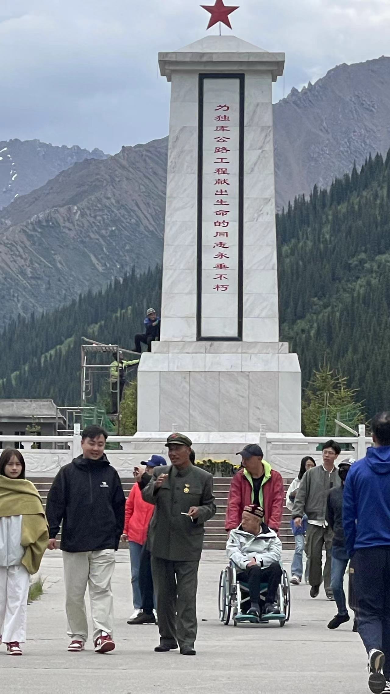 佛山市潮州商会党支部书记七一前夕赴新疆乔尔玛烈士陵园献爱心